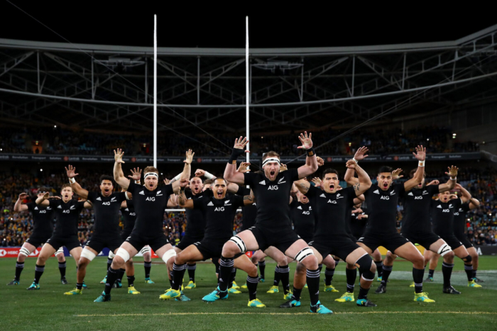 Киран Рид из All Blacks и его товарищи по команде исполняют Haka во время матча Кубка Бледислоу на чемпионате по регби между австралийскими валлаби и новозеландскими All Blacks на стадионе ANZ 18 августа 2018 года в Сиднее.