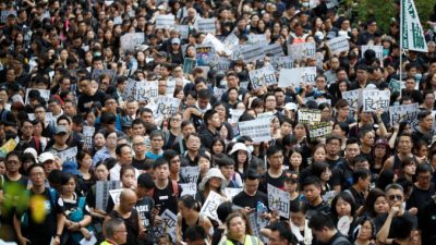 Учителя протестуют против законопроекта об экстрадиции во время митинга, организованного Гонконгским профсоюзом учителей в Гонконге 17 августа 2019 г. (Kim Hong-Ji / Reuters)