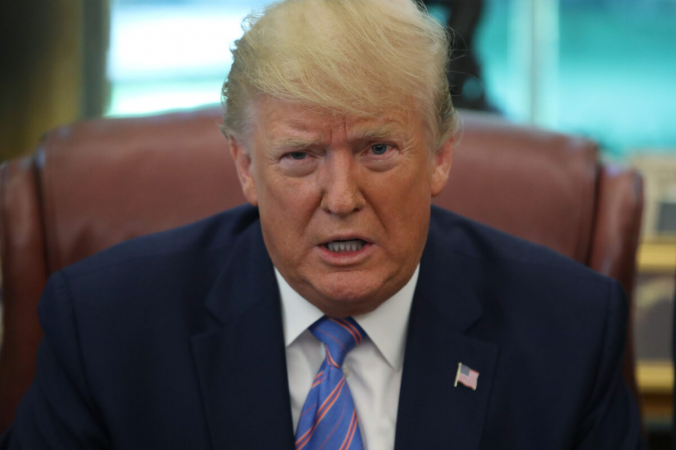 Президент Дональд Трамп обращается к средствам массовой информации после подписания законопроекта о финансировании границ. Овальный кабинет Белого дома в Вашингтоне 1 июля 2019 г. (Mark Wilson / Getty Images)