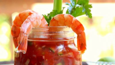 Охлаждённые креветки положите сверху гаспачо.  (Lynda Balslev for Tastefood)