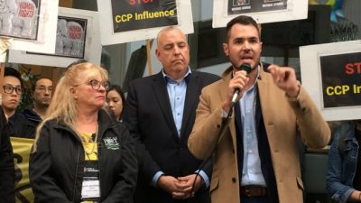 Брэд Уэст, мэр Порт-Кокитлама (Британская Колумбия, Канада), выступает на митинге в знак протеста против усилий коммунистической партии Китая по оказанию влияния в провинции. 25 сентября 2019 года. Tong Yu/The Epoch Times