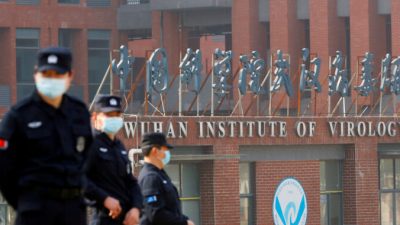 Сотрудники службы безопасности следят за пределами Уханьского института вирусологии во время визита группы ВОЗ для расследования происхождения COVID-19, Ухань, провинция Хубэй, Китай, 3 февраля 2021 г. Фото:Thomas Peter/Reuters