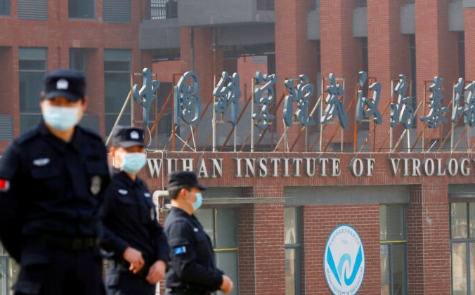Сотрудники службы безопасности следят за пределами Уханьского института вирусологии во время визита группы ВОЗ для расследования происхождения COVID-19, Ухань, провинция Хубэй, Китай, 3 февраля 2021 г. Фото:Thomas Peter/Reuters