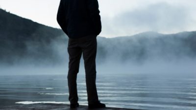 После околосмертного опыта мужчина передаёт людям сообщения от умерших родных. Но за всё нужно платить