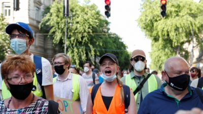 Демонстранты протестуют против запланированного строительства кампуса Китайского университета Фудань в Будапеште, Венгрия, 5 июня 2021 г. Bernadett Szabo / Reuters
