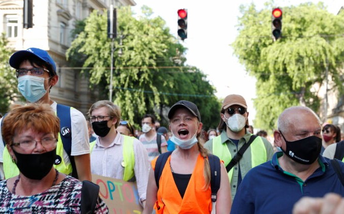 Демонстранты протестуют против запланированного строительства кампуса Китайского университета Фудань в Будапеште, Венгрия, 5 июня 2021 г. Bernadett Szabo / Reuters