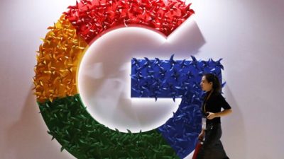 Женщина проходит мимо логотипа Google на China International Import Expo в Шанхае, Китай, 5 ноября 2018 г. Ng Han Guan / AP Photo