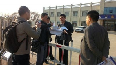 Адвокаты объясняют начальнику полицейского участка цель своего визита.  Фото с epochtimes.com