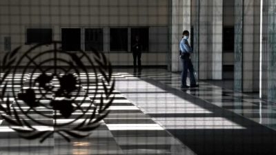 Офицер полиции ООН стоит у пустого входа в здание ООН в Нью-Йорке 22 сентября 2020 г. Timothy A. Clary/AFP via Getty Images