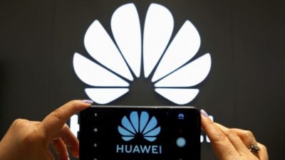 Логотип Huawei на экране мобильного телефона в магазине в Винья-дель-Мар, Чили, 18 июля 2019 г. Rodrigo Garrido / Reuters