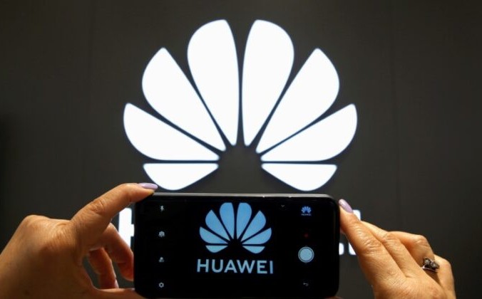 Логотип Huawei на экране мобильного телефона в магазине в Винья-дель-Мар, Чили, 18 июля 2019 г. Rodrigo Garrido / Reuters