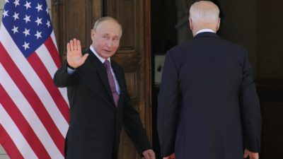 Байден и Путин Президент США Джо Байден (слева) встречается с президентом России Владимиром Путиным (справа) на вилле La Grange в Женеве, Швейцария, 16 июня 2021 г. Denis Balibouse/Pool/AFP via Getty Images