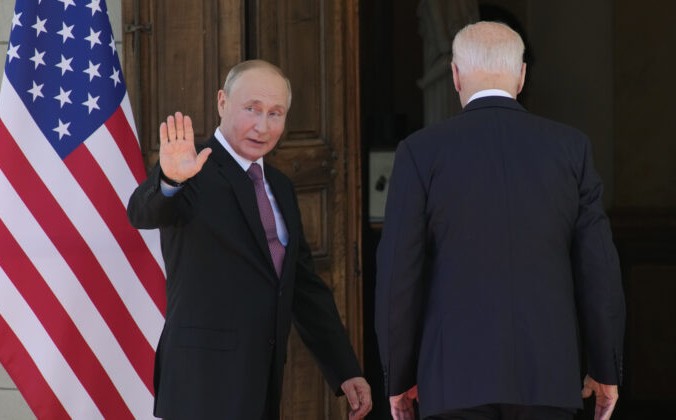 Байден и Путин Президент США Джо Байден (слева) встречается с президентом России Владимиром Путиным (справа) на вилле La Grange в Женеве, Швейцария, 16 июня 2021 г. Denis Balibouse/Pool/AFP via Getty Images