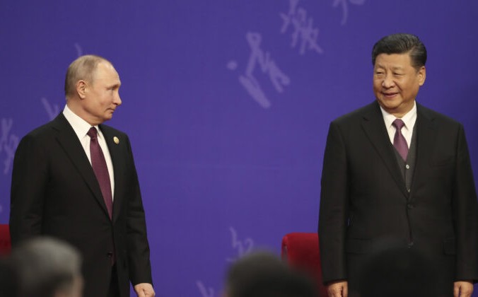 Президент России Владимир Путин и лидер Китая Си Цзиньпин на церемонии открытия Университета Цинхуа во Дворце дружбы в Пекине, Китай, 26 апреля 2019 г. (Kenzaburo Fukuhara / Pool / Getty Images)