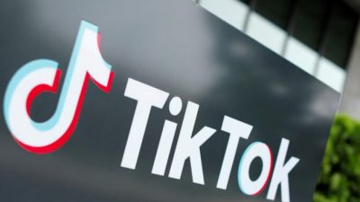 Логотип TikTok изображён возле головного офиса компании в США в Калвер-Сити, штат Калифорния, 15 сентября 2020 г. Фото:Майк Блейк / Reuters