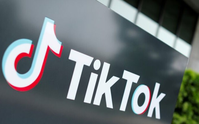 Логотип TikTok изображён возле головного офиса компании в США в Калвер-Сити, штат Калифорния, 15 сентября 2020 г. Фото:Майк Блейк / Reuters