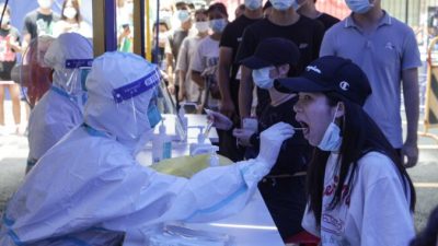 Женщина сдаёт тест на COVID-19 в Гуанчжоу, провинция Гуандун, на юге Китая, 30 мая 2021 г. STR/AFP via Getty Images