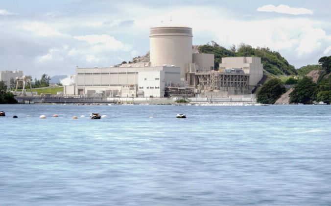 Реактор № 3  АЭС Михама, управляемый Kansai Electric Power Co., виден в городе Михама, префектура Фукуи, центральная Япония, 23 июня 2021 г. Фото: Kyodo News/ AP