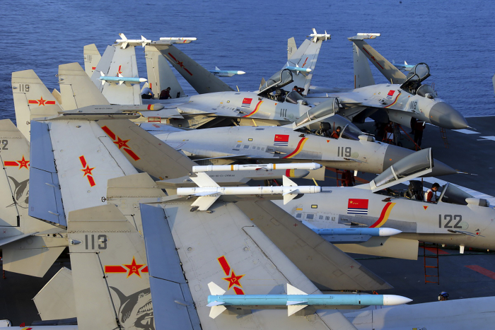 Истребители J15 на авианосце Китая Liaoning во время учений в море в апреле 2018 г. 