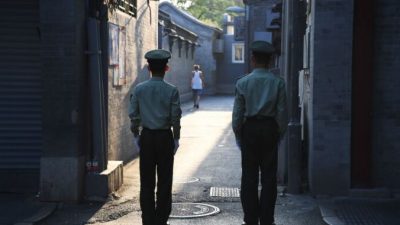 Китайская военизированная полиция охраняет переулок рядом с площадью Тяньаньмэнь в преддверии ночной репетиции военного парада, посвящённого 70-летию коммунистического Китая, в Пекине 7 сентября 2019 г. Greg Baker / AFP via Getty Images