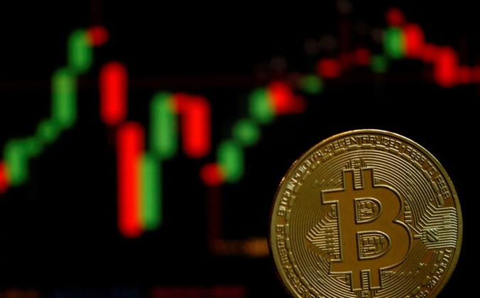 Изображение виртуальной криптовалюты биткоин, 14 июня 2021 года. REUTERS / Edgar Su / Illustration