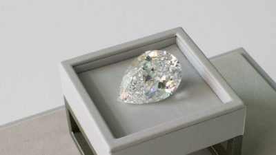 Редкий грушевидный безупречный бриллиант 100+ карат цвета D выставлен на аукционе Sotheby’s в Нью-Йорке 21 июня 2021 года. Eduardo Munoz / Reuters