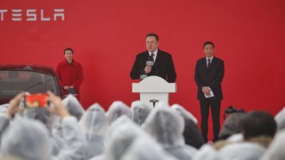 Глава Tesla Илон Маск выступает на церемонии закладки фундамента завода Tesla в Шанхае 7 января 2019 г. STR / AFP via Getty Images