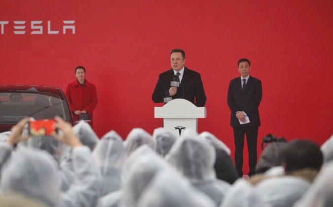 Глава Tesla Илон Маск выступает на церемонии закладки фундамента завода Tesla в Шанхае 7 января 2019 г. STR / AFP via Getty Images