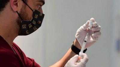Студент фармацевтического факультета готовит вакцину Johnson & Johnson против COVID-19 в Лос-Анджелесе, Калифорния, 7 мая 2021 г. Frederic J. Brown/AFP via Getty Images
