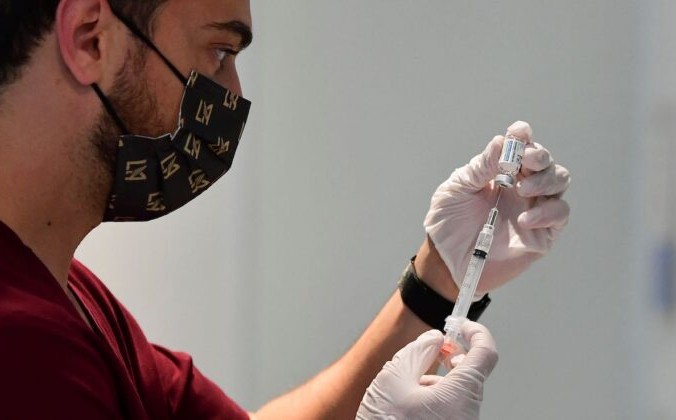 Студент фармацевтического факультета готовит вакцину Johnson & Johnson против COVID-19 в Лос-Анджелесе, Калифорния, 7 мая 2021 г. Frederic J. Brown/AFP via Getty Images