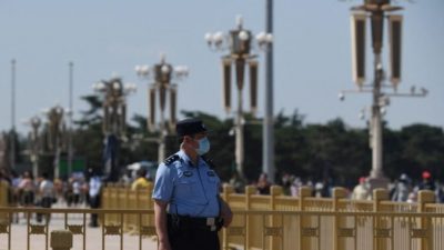 Полицейский дежурит на площади Тяньаньмэнь в Пекине в 32-ю годовщину подавления демократических протестов в 1989 г., 4 июня 2021 г. GREG BAKER / AFP via Getty Images