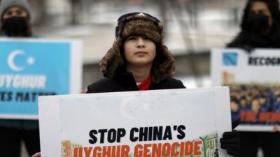 Люди принимают участие в митинге, поддерживающем Канаду и другие страны, считающие, что обращение Китая с уйгурским населением и мусульманскими меньшинствами является геноцидом. У посольства Канады в Вашингтоне 19 февраля 2021 г. Leah Millis/Reuters