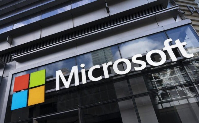 Логотип Microsoft на здании в Нью-Йорке 6 мая 2021 года. Mark Lennihan/AP Photo