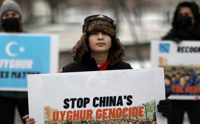 Люди принимают участие в митинге, поддерживающем Канаду и другие страны, считающие, что обращение Китая с уйгурским населением и мусульманскими меньшинствами является геноцидом. У посольства Канады в Вашингтоне 19 февраля 2021 г. Leah Millis/Reuters