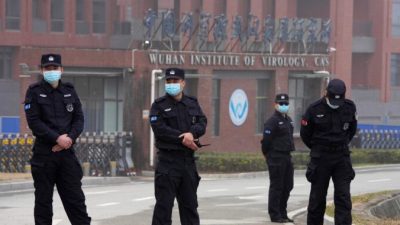 Сотрудники службы безопасности собрались у входа в Уханьский институт вирусологии во время визита команды ВОЗ в Ухань, провинция Хубэй, Китай, 3 февраля 2021 г. Ng Han Guan/AP Photo