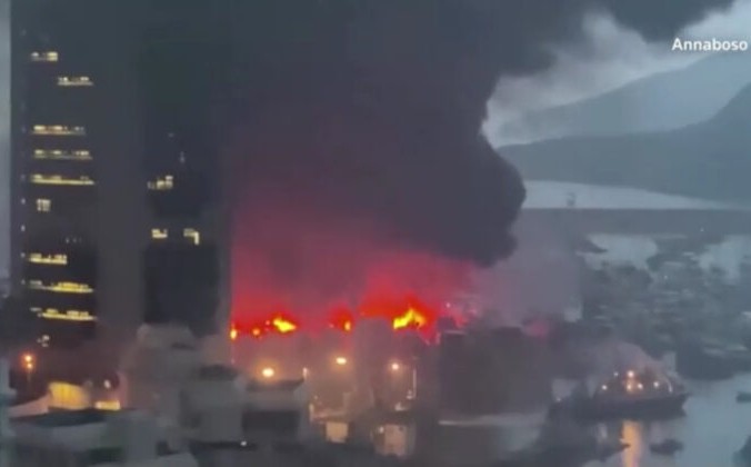 Огонь и густой чёрный дым в Южном Абердине в Гонконге 27 июня 2021 г. Любезно предоставлено Annabonso через Reuters / снимок экрана через The Epoch Times