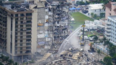 Спасатели работают в завалах башни Champlain Towers South в Серфсайде, штат Флорида, 25 июня 2021 г. Gerald Herbert/AP Photo