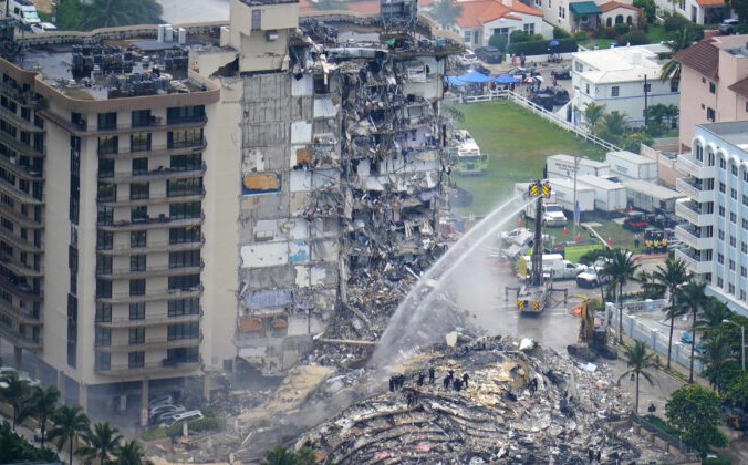 Спасатели работают в завалах башни Champlain Towers South в Серфсайде, штат Флорида, 25 июня 2021 г. Gerald Herbert/AP Photo