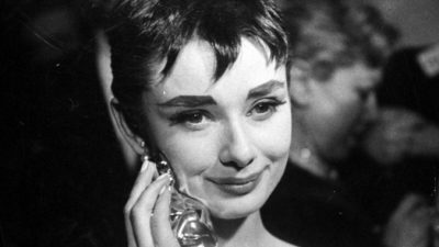 Одри Хепберн с «Оскаром» 1954 года за лучшую женскую роль в фильме «Римские каникулы». (Всеобщее достояние)