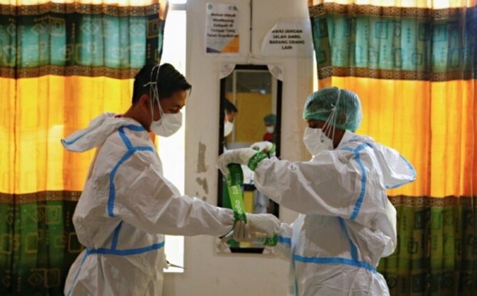 Сотни вакцинированных индонезийских медиков заболели COVID-19, десятки госпитализированы Медицинские работники в СИЗ (средствах индивидуальной защиты) готовятся к лечению пациентов в больнице с COVID-19 в Джакарте, Индонезия, 17 июня 2021 г.