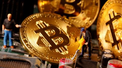 Изображение виртуальной валюты биткоин и маленькие игрушечные фигурки размещены на материнской плате компьютера на этой иллюстрации, сделанной 7 января 2021 г. Dado Ruvic / Reuters