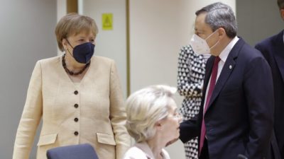 Канцлер Германии Ангела Меркель (слева) беседует с премьер-министром Италии Марио Драги во время саммита ЕС в здании Европейского совета в Брюсселе 25 июня 2021 г. Olivier Hoslet/Pool Photo via AP