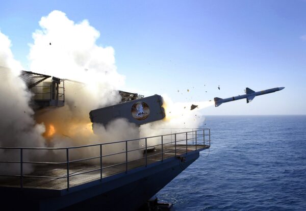 На этой фотографии, предоставленной ВМС США, показан авианосец класса Nimitz USS Abraham Lincoln (CVN 72) во время учений по стрельбе в Тихом океане 13 августа 2007 года.