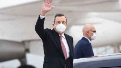 Премьер-министр Италии Марио Драги прибыл в аэропорт Корнуолла на саммит G7 11 июня 2021 года. STEFAN ROUSSEAU/POOL/AFP via Getty Images
