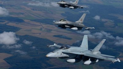 CF-18 Hornet Оперативного воздушного флота Канады летит рядом с двумя португальскими истребителями F-16 Fighting Falcon над Литвой в рамках миссии НАТО по охране воздушного пространства Балтийского моря 15 сентября 2014 г. Canadian Armed Forces
