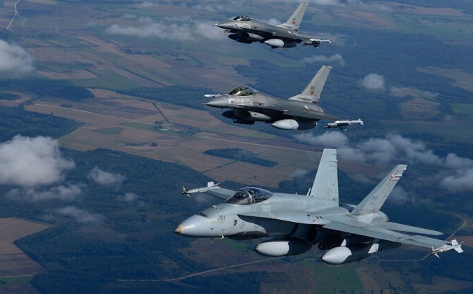 CF-18 Hornet Оперативного воздушного флота Канады летит рядом с двумя португальскими истребителями F-16 Fighting Falcon над Литвой в рамках миссии НАТО по охране воздушного пространства Балтийского моря 15 сентября 2014 г. Canadian Armed Forces