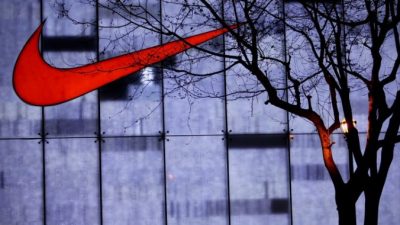 Жители Шанхая проходят мимо магазина Nike на торговой улице Нанкин-роуд 17 апреля 2010 года в Шанхае. Сегодня 41% обуви Nike производится во Вьетнаме, а 32% — в Китае. Фото: Feng Li/ / Getty Images