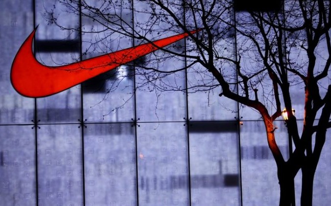 Гендиректор компании Nike: Nike — это бренд Китая и для Китая Жители Шанхая проходят мимо магазина Nike на торговой улице Нанкин-роуд 17 апреля 2010 года в Шанхае. Сегодня 41% обуви Nike производится во Вьетнаме, а 32% — в Китае. Фото: Feng Li/ / Getty Images