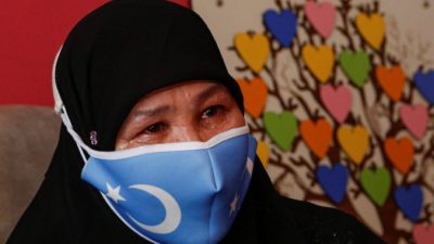 Бумерием Рози плачет во время интервью для СМИ в своём доме в Стамбуле, Турция, 1 июня 2021 г. (Мехмет Гузель / AP Photo)