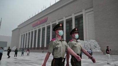 Китайские полицейские проходят мимо недавно построенного Музея Коммунистической партии Китая в Пекине 25 июня 2021 года. 1 июля Китай отметит 100-летие со дня основания Коммунистической партии. Фото: Kevin Frayer/Getty Images